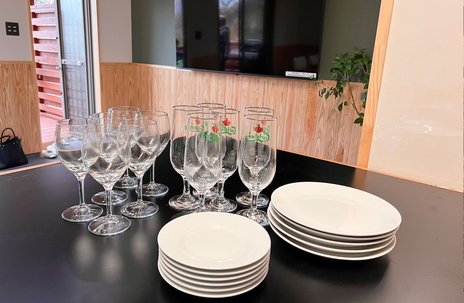 お皿とグラスもご用意しています